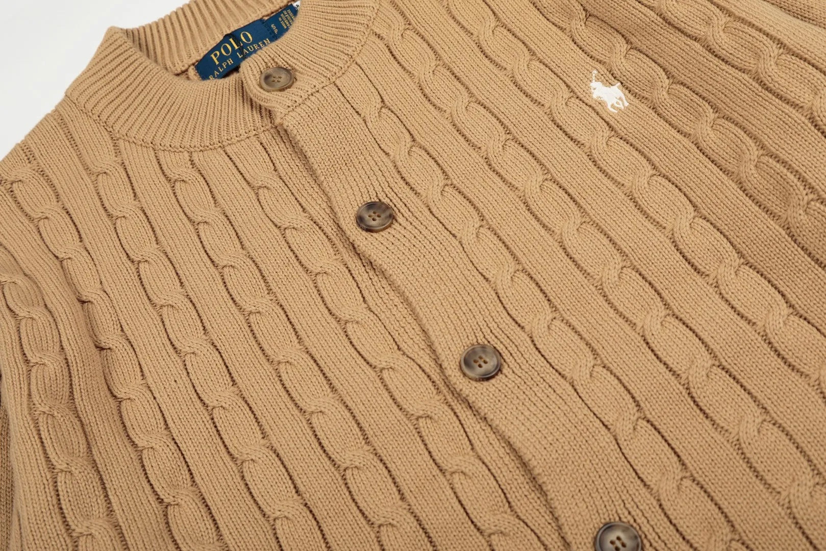 P250 Top quality" Style number: DS806# (not off the shelves all year round) [Ralph Lauren solid color pony embroidery logo male god style twist knitted cardigan] ✅Ralph Lauren Ralph Lauren classic basic versatile male god style round neck twist knitted cardigan jacket ✅Main supplier platform live broadcast Wholesale entities Replenish when out of stock Not off the shelf ✅ZP quality 1:1 version Scan the code to enter the GF website Counter quality ✅Detailed quality is the only one in Guangzhou. Imported quality veil, focusing on high-end, cost-effective, good quality needless to say. ✅The version restores the original order. The maximum size can be worn up to 200 pounds. Loose, comfortable and stress-free. ✅The upper body is simple and easy to match. A must-have for men. Good-looking clothes are never picky. A must-have for men's wardrobe. Size: S-XL. Color: Black, White, Gray, Khaki, Navy Blue, Gentleman's Lake Blue.